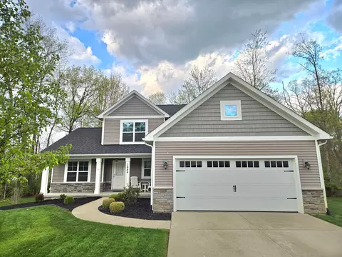 1084 Woods Edge Dr, Hartland, MI 48353
