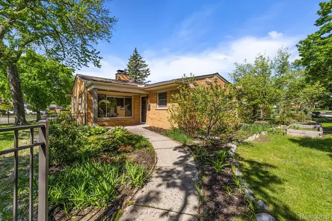 3907 Auburn Dr, Royal Oak, MI 48073