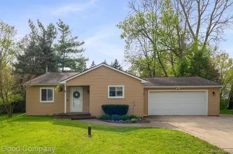 1116 Fairview St, White Lake, MI 48386