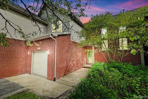 5949 High Point Ct, Brighton, MI 48116