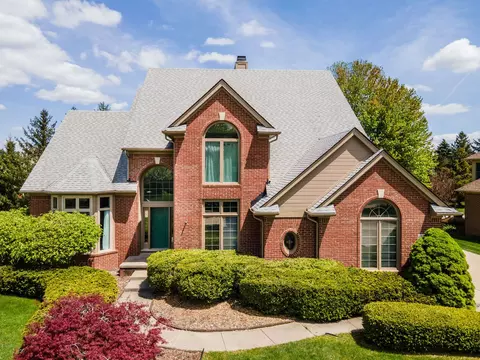 4458 Hycliffe Dr, Troy, MI 48098