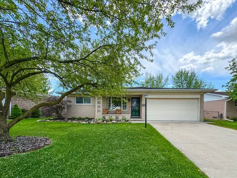 42979 Saxony Rd, Canton, MI 48187