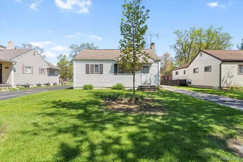 5334 Drayton Rd, Independence, MI 48346