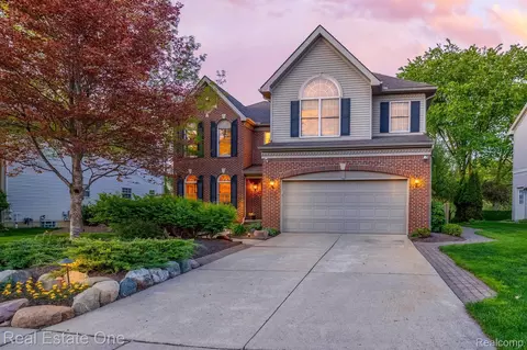 1090 Shetland Dr, South Lyon, MI 48178