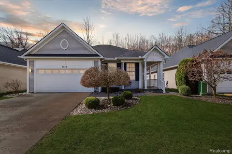 3818 Hillsdale Dr, Auburn Hills, MI 48326