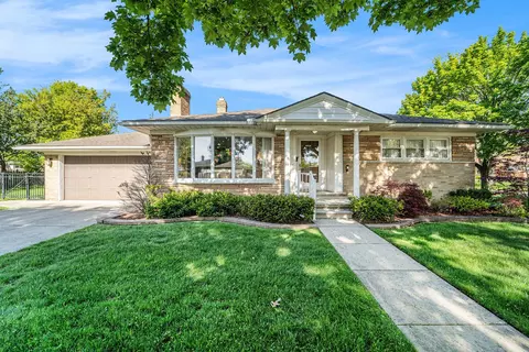 20915 Lakeland Ct, Saint Clair Shores, MI 48081