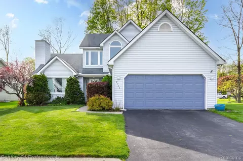 2761 Tomahawk Dr, Waterford, MI 48328