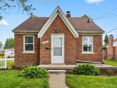 15201 Crescentwood Ave, Eastpointe, MI 48021