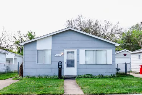 20940 Woodward St, Clinton Township, MI 48035