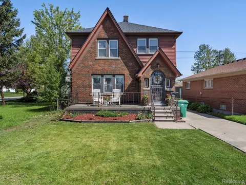 15389 Stephens Dr, Eastpointe, MI 48021