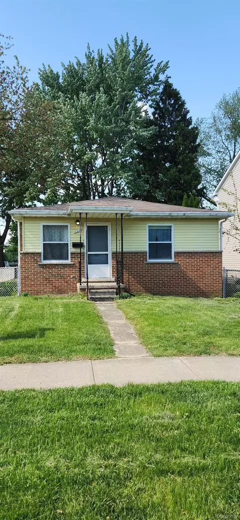 358 Massoit St, Clawson, MI 48017