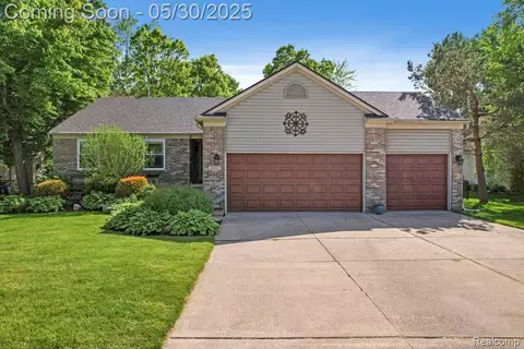 9450 Sandlewood Crt Ct, Northfield, MI 48189