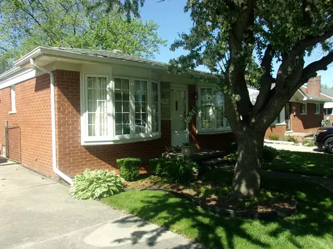 21613 Hoffman St, Saint Clair Shores, MI 48082