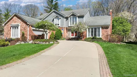1382 Springwood Ln, Rochester Hills, MI 48309