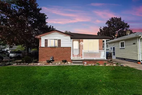 4050 Mayfair St, Dearborn Heights, MI 48125