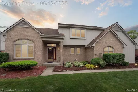 36837 Ashover Dr, Farmington Hills, MI 48335
