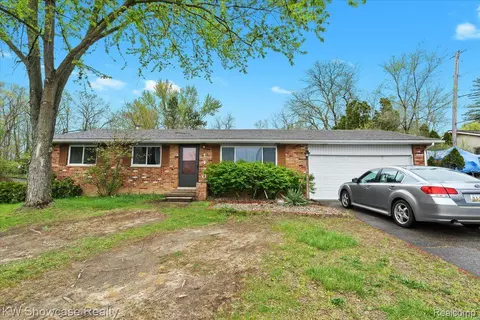 1420 Delmonte St, Wolverine Lake, MI 48390