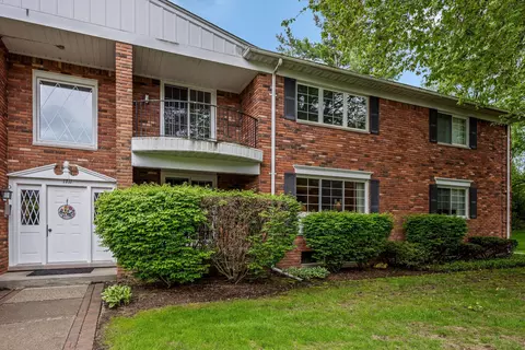 1711 Huntingwood Ln #B, Bloomfield Hills, MI 48304