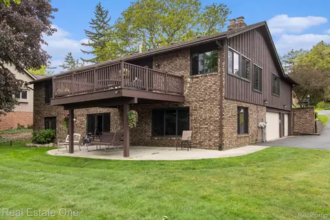 4976 Ledgewood Dr, Commerce, MI 48382
