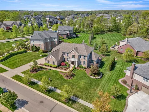 50262 Teton Ridge Dr, Northville, MI 48168