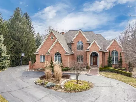 4555 Valley Vw, Oakland, MI 48306