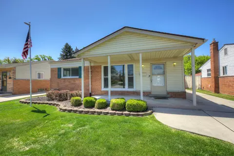 6249 Deering St, Garden City, MI 48135