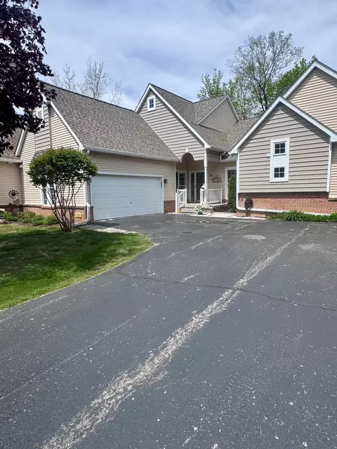 98 Fox Hollow Dr UNIT 2, Metamora, MI 48455
