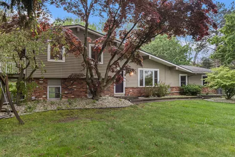 8830 Skylane Dr, Brighton, MI 48114