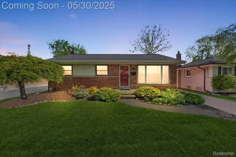 21605 Frazho St, Saint Clair Shores, MI 48081