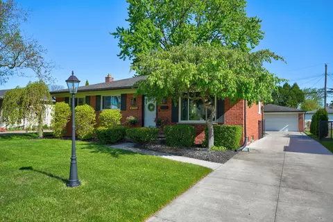2751 Chesterfield Dr, Troy, MI 48083