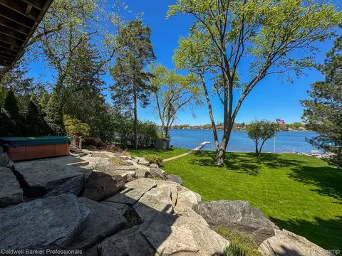 2660 Silverdown Crt Ct, Waterford, MI 48328