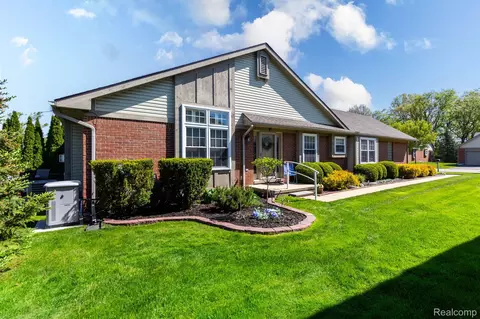 25380 Tara Ln, Brownstown, MI 48134