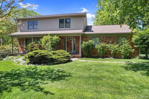 29065 Oak Point Dr, Farmington Hills, MI 48331