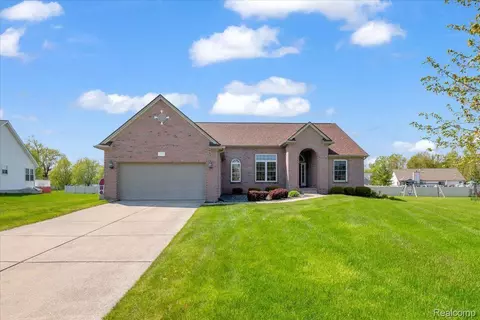 4134 Aspen Cir, Grand Blanc, MI 48439