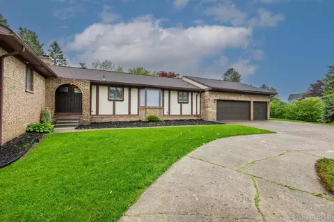 59663 Pettengill Dr, Lyon, MI 48165