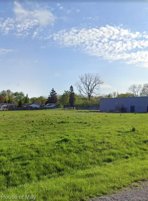 2051 W Maple Ave, Flint, MI 48507