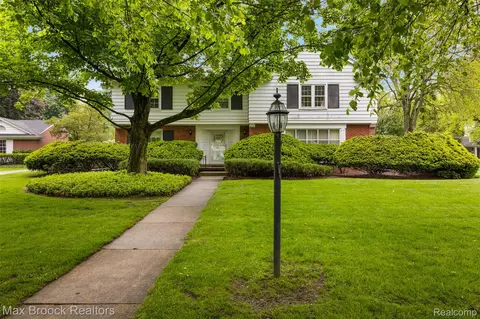 3287 Bradway Blvd, Bloomfield Hills, MI 48301