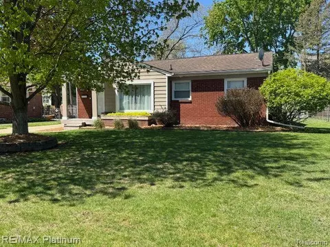 415 Crystal St, Milford, MI 48381