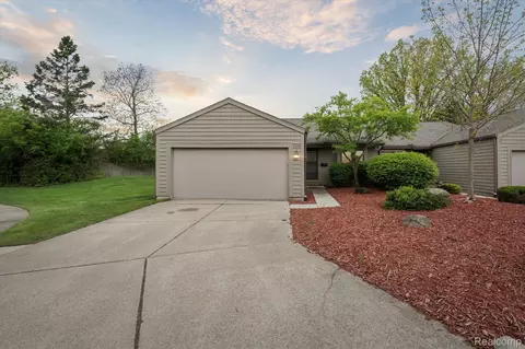 2468 Valley Oaks Cir, Flint, MI 48532