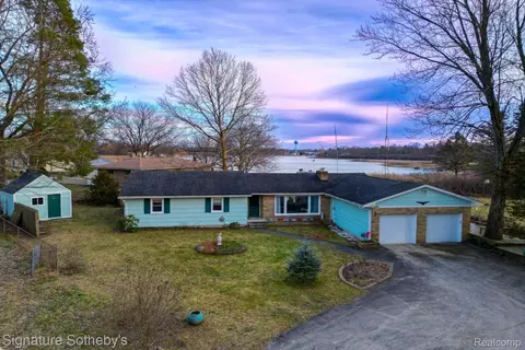 1090 Sunset Dr, Holly, MI 48442
