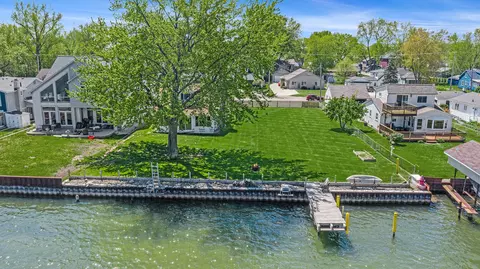 41180 Conger Bay Dr, Harrison, MI 48045
