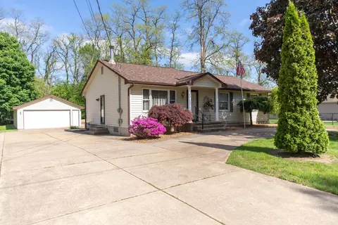3142 Buss Dr, Commerce, MI 48390