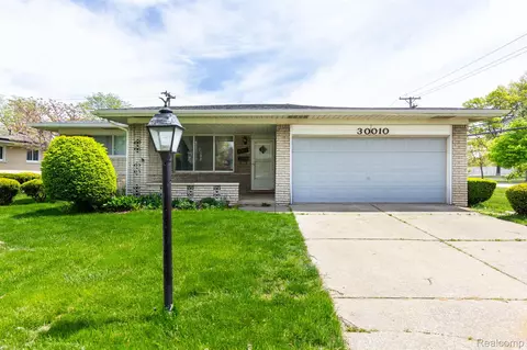 30010 Woodhouse Dr, Warren, MI 48092