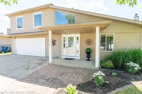 1700 Maddy Ln, Keego Harbor, MI 48320