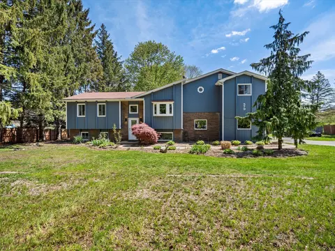 579 S Hospital Rd, Waterford, MI 48327