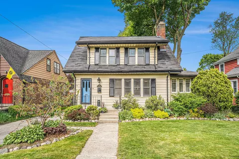 482 W Iroquois Rd, Pontiac, MI 48341