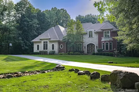 8307 Granite Crt Ct, Webster, MI 48130