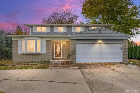 17253 Lincoln Dr, Southfield, MI 48076