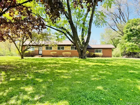 28625 Ranchwood Dr, Southfield, MI 48076