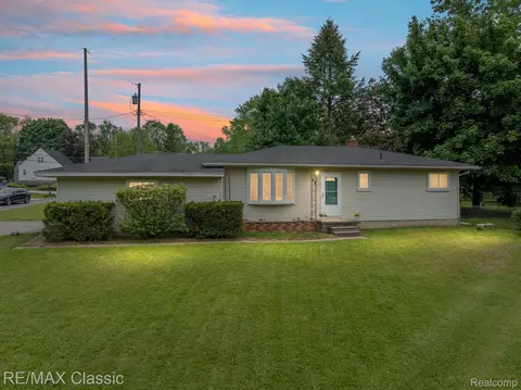 94 Crescent Lake Rd, Waterford, MI 48327